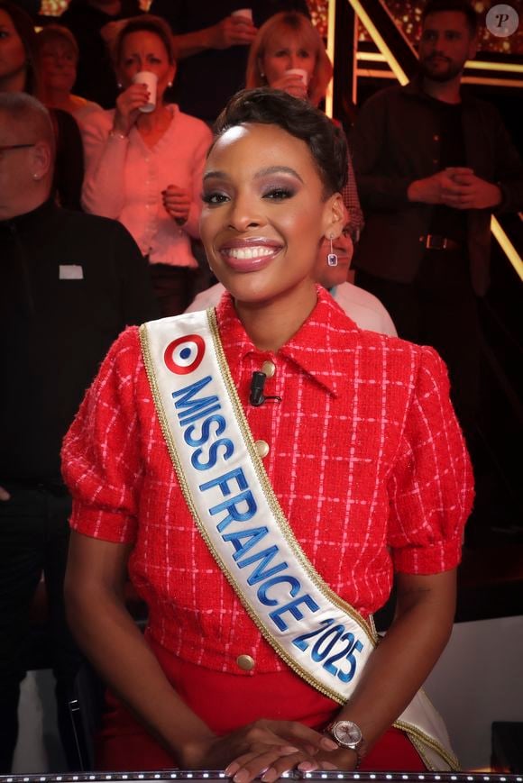 Mais Angélique Angarni-Filopon peut se consoler avec les cadeaux laissés par sa camarade.

Exclusif - Angélique Angarni-Filopon, miss France 2025 sur le plateau de l'émission "Touche pas à mon poste" (TPMP) diffusée en direct sur C8 le 17 décembre 2024.

© Jack Tribeca / Bestimage