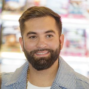 Le chanteur Kendji Girac en séance de dédicaces pour son autobiographie Mi vida à la Librairie du Furet du Nord à Lille, France, le 1er octobre 2025. © Stephane Vansteenkiste/Bestimage