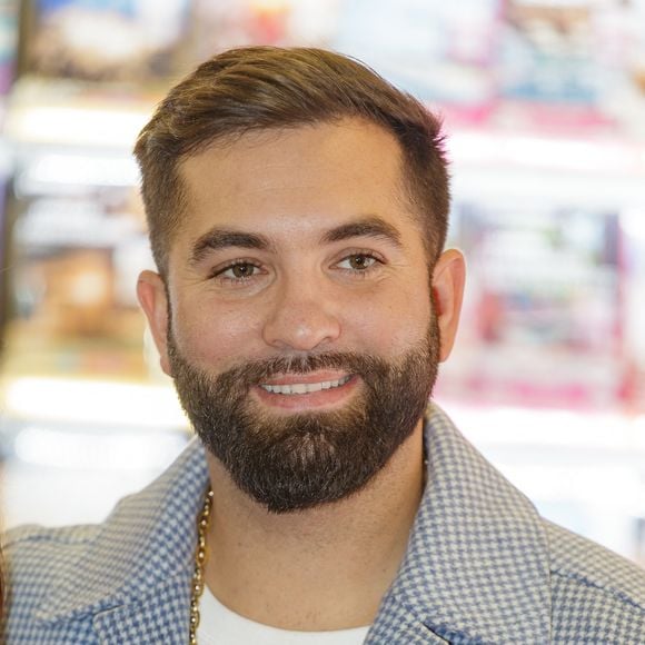 Le chanteur Kendji Girac en séance de dédicaces pour son autobiographie Mi vida à la Librairie du Furet du Nord à Lille, France, le 1er octobre 2025. © Stephane Vansteenkiste/Bestimage