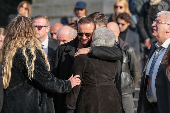 Milla Savarese, la fille de la défunte, le veuf Michel Ferrracci, et les parents de l'actrice, Brigitte et Daniel Dequenne à la sortie des obsèques d'Emilie Dequenne au cimetière Père Lachaise à Paris, France, le 26 mars 2025. © Cyril Moreau/Bestimage