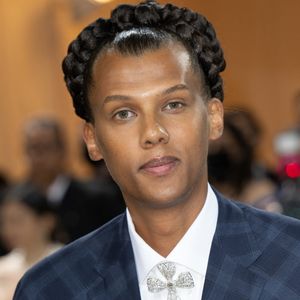 Loin du star-system, l'artiste s'occuperait principalement de son enfant, de l'emmener à l'école et de sa santé...

Stromae assiste au 2022 Met Gala Celebrating "In America : An Anthology of Fashion" au Metropolitan Museum of Art le 02 mai 2022 à New York City, USA. Photo DNphotography/Abaca