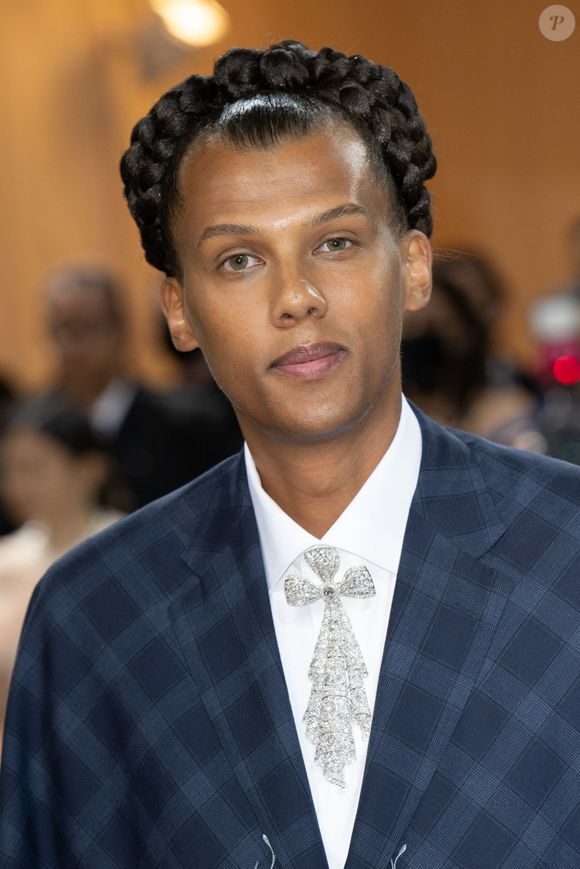 Loin du star-system, l'artiste s'occuperait principalement de son enfant, de l'emmener à l'école et de sa santé...

Stromae assiste au 2022 Met Gala Celebrating "In America : An Anthology of Fashion" au Metropolitan Museum of Art le 02 mai 2022 à New York City, USA. Photo DNphotography/Abaca