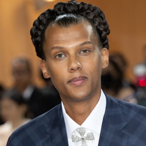 Loin du star-system, l'artiste s'occuperait principalement de son enfant, de l'emmener à l'école et de sa santé...

Stromae assiste au 2022 Met Gala Celebrating "In America : An Anthology of Fashion" au Metropolitan Museum of Art le 02 mai 2022 à New York City, USA. Photo DNphotography/Abaca