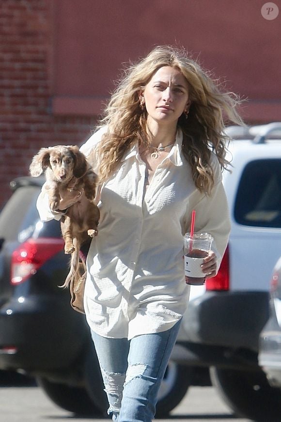 EXCLUSIVE  - Paris Jackson was seen in West Hollywood enjoying a smoothie and a walk with her new dog. © Backgrid USA / Bestimage