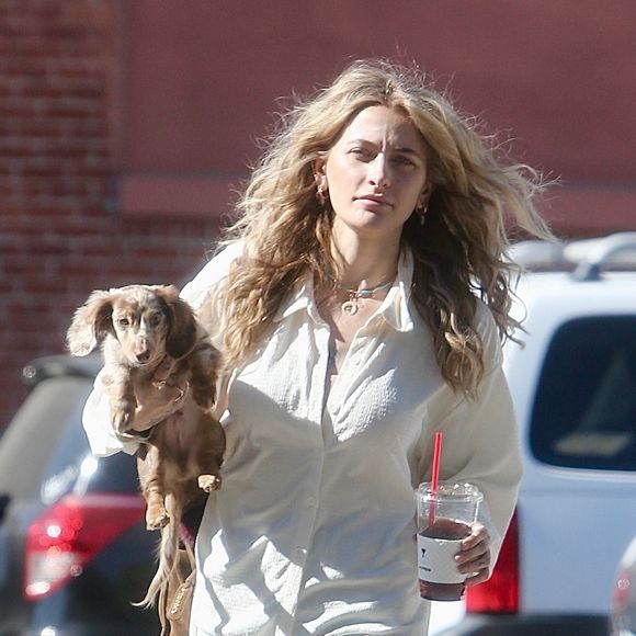 EXCLUSIVE  - Paris Jackson was seen in West Hollywood enjoying a smoothie and a walk with her new dog. © Backgrid USA / Bestimage