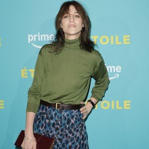 Un bien trouvé à un moment important dans sa vie.

Charlotte Gainsbourg à la première de la série "Etoile" de Prime Video à la Galerie Bourbon à Paris le 23 avril 2025.

© Coadic Guirec / Bestimage