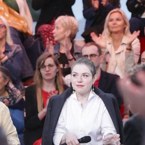 Exclusif -  Claude Lelouch, Emilie Dequenne sur le plateau de l'émisson "C à vous" lors du 77ème Festival International du Film de Cannes le 15 mai 2024.
. © Jack Tribeca / Bestimage
