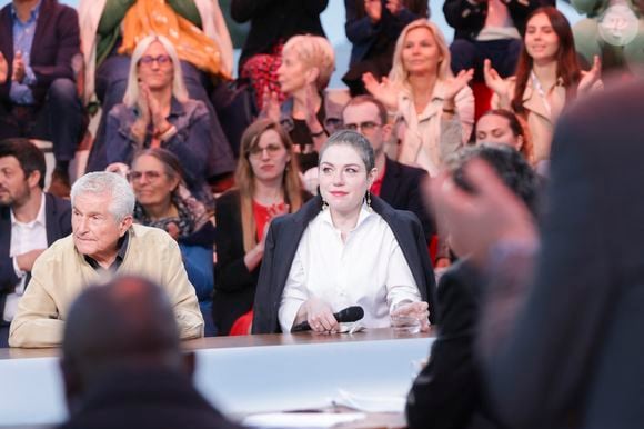 Exclusif -  Claude Lelouch, Emilie Dequenne sur le plateau de l'émisson "C à vous" lors du 77ème Festival International du Film de Cannes le 15 mai 2024.
. © Jack Tribeca / Bestimage