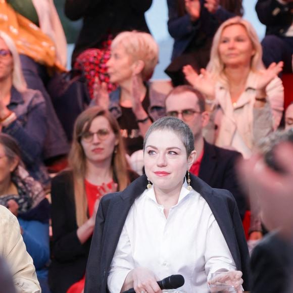 Exclusif -  Claude Lelouch, Emilie Dequenne sur le plateau de l'émisson "C à vous" lors du 77ème Festival International du Film de Cannes le 15 mai 2024.
. © Jack Tribeca / Bestimage