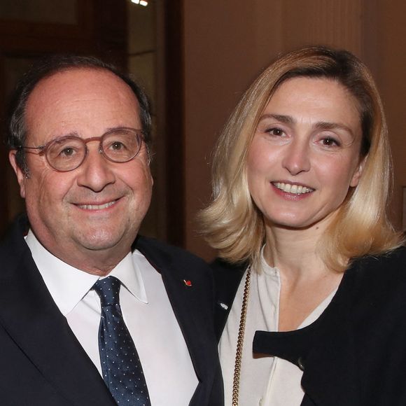 François Hollande et sa compagne Julie Gayet - Vernissage de l'exposition de la Collection François Pinault du Sculpteur Charles Ray à la Bourse du Commerce à Paris, France, le 15 Février 2022. Bertrand Rindoff/Bestimage