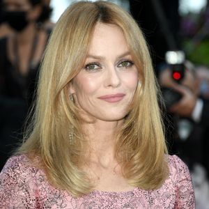 Le Yoga Iyengar, créé par B.K.S. Iyengar, se distingue par la précision des postures et l’alignement du corps et de l’esprit. 

Vanessa Paradis - Montée des marches du film « De son vivant » lors du 74ème Festival International du Film de Cannes. Le 10 juillet 2021 © Backgrid UK/ Bestimage