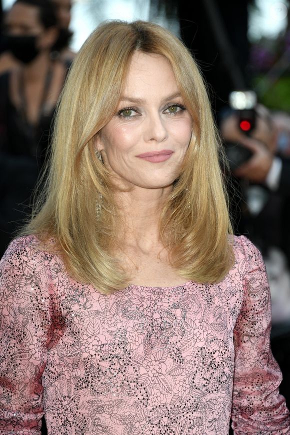 Le Yoga Iyengar, créé par B.K.S. Iyengar, se distingue par la précision des postures et l’alignement du corps et de l’esprit. 

Vanessa Paradis - Montée des marches du film « De son vivant » lors du 74ème Festival International du Film de Cannes. Le 10 juillet 2021 © Backgrid UK/ Bestimage