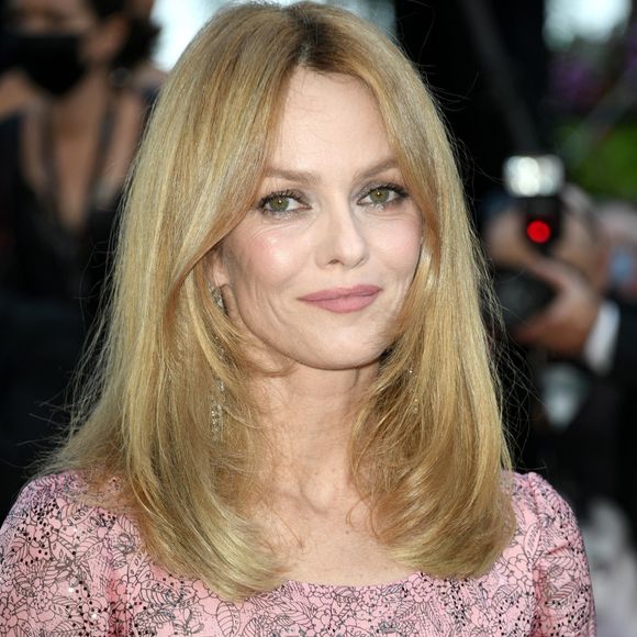 Le Yoga Iyengar, créé par B.K.S. Iyengar, se distingue par la précision des postures et l’alignement du corps et de l’esprit. 

Vanessa Paradis - Montée des marches du film « De son vivant » lors du 74ème Festival International du Film de Cannes. Le 10 juillet 2021 © Backgrid UK/ Bestimage