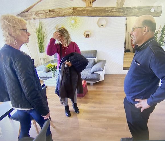 Cela ne va d'ailleurs pas passer inaperçu, au point de possiblement écourter le séjour à la ferme pour la candidate déçue.

Denis, à la ferme chez lui avec ses prétendantes Sylvie et Romy dans "L'amour est dans le pré"