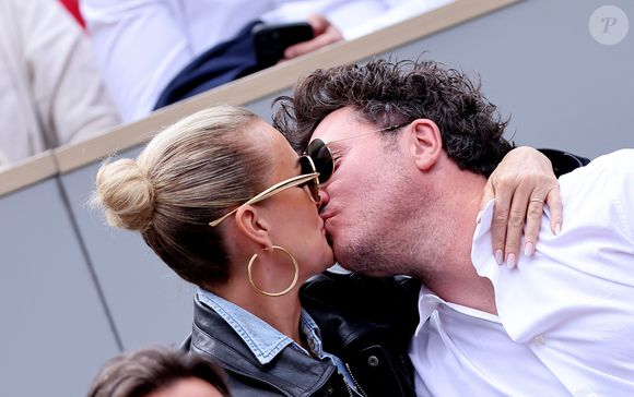 Laeticia Hallyday et son compagnon Frédéric Suant très amoureux dans les tribunes lors des Internationaux de France de Tennis de Roland Garros 2025, à Paris, France, le 26 mai 2025. © Jacovides-Moreau/Bestimage