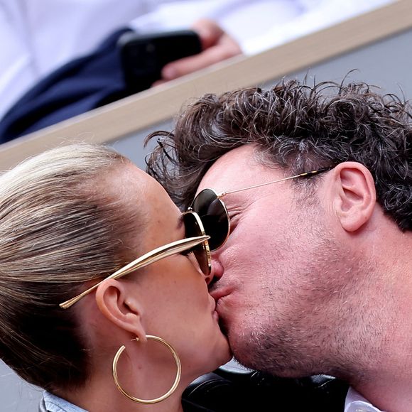 Laeticia Hallyday et son compagnon Frédéric Suant très amoureux dans les tribunes lors des Internationaux de France de Tennis de Roland Garros 2025, à Paris, France, le 26 mai 2025. © Jacovides-Moreau/Bestimage