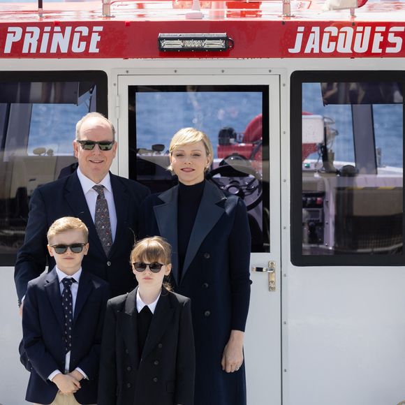 Le prince Albert II de Monaco et la princesse Charlène de Monaco assistent avec leurs enfants, le prince Jacques de Monaco, marquis des Baux, et la princesse Gabriella de Monaco, comtesse de Carladès, au baptême et à la bénédiction du nouveau bateau de sauvetage des sapeurs-pompiers monégasques, baptisé "Prince Jacques". Monaco, le 4 mai 2024.
© Olivier Huitel/Pool Monaco/Bestimage
