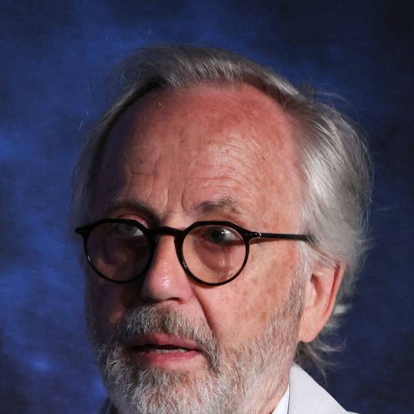 "Je ne peux pas passer des soirées entières à boire l'apéro. J'adorerais, mais ça ne me convient pas. C'est bizarre. J'en souffre par moments, puis je me dis que ce n'est pas si mal", confie-t-il avec ironie. 

Fabrice Luchini, lors de la conférence de presse 'Marcello Mio' pendant le 77ème Festival International du Film de Cannes, au Palais des Festivals, à Cannes, France, le 22 mai 2024. Photo by Syspeo/Pool/ABACAPRESS.COM