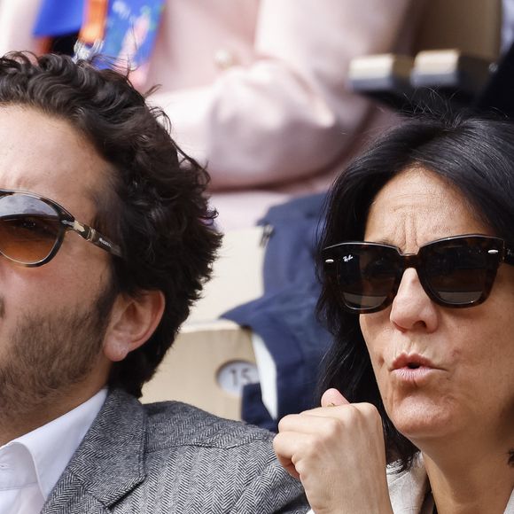 Florence Foresti et son compagnon Alexandre Kominek - People dans les tribunes lors des Internationaux de France de Tennis de Roland Garros 2022 à Paris le 29 mai 2022. © Cyril Moreau/Bestimage