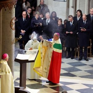 Jean-Charles de Castelbajac était en charge des tenues des religieux.

L'archevêque de Paris, Laurent Ulrich - Cérémonie de réouverture de la cathédrale Notre-Dame de Paris, le 7 décembre 2024. Joyau de l’art gothique, lieu de culte et de culture, symbole universel de la France et de son histoire, la cathédrale de Notre-Dame de Paris rouvre ses portes les 7 et 8 décembre, cinq ans après le terrible incendie qui l’avait ravagée le 15 avril 2019. 
© Dominique Jacovides / Bestimage