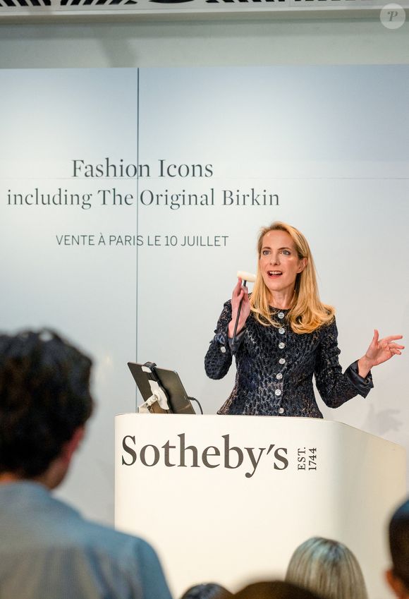La commissaire-priseur Aurélie Vandevoorde - Le tout premier sac Hermès Birkin, conçu pour Jane Birkin en 1985, a été vendu aux enchères pour 8,58 millions d'euros chez Sotheby's Paris, lors de la vente aux enchères "Fashion Icons" à Paris, France, le 10 juillet 2025. Le tout premier sac Birkin d'Hermès a été vendu aux enchères: Le premier sac Hermès Birkin, ayant appartenu à la défunte actrice Jane Birkin, a été vendu aux enchères pour un prix de 8,58 millions d'euros. © Jonathan Jacob/Bestimage