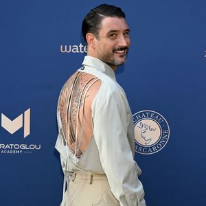 Jérémy Frérot avait, lui, craqué pour une incroyable chemise beige, à dos nu, disponible sur la boutique en ligne de l'entreprise à 180 euros.

Jérémy Frérot - 11ème édition du Gala de charité de Patrick Mouratoglou à la Mouratoglou Academy & Resort à Biot le 21 juin 2025. © Bruno Bebert/Bestimage