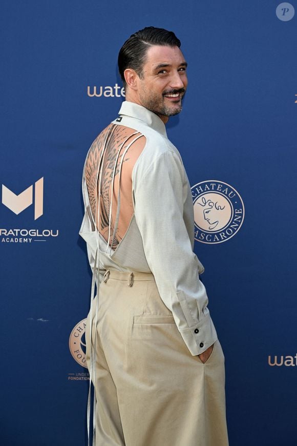 Jérémy Frérot avait, lui, craqué pour une incroyable chemise beige, à dos nu, disponible sur la boutique en ligne de l'entreprise à 180 euros.

Jérémy Frérot - 11ème édition du Gala de charité de Patrick Mouratoglou à la Mouratoglou Academy & Resort à Biot le 21 juin 2025. © Bruno Bebert/Bestimage