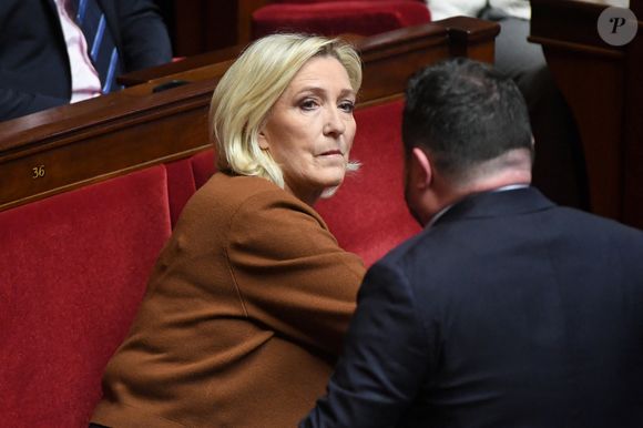Marine Le Pen assiste au discours du Premier ministre sur sa déclaration de politique générale à l'Assemblée nationale à Paris, France, le 14 janvier 2025. © Lionel Urman/Bestimage