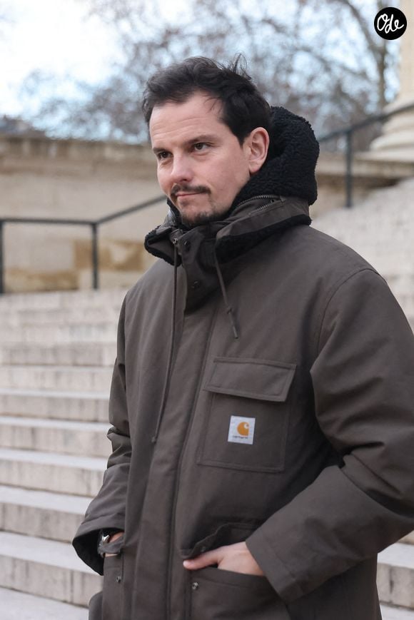 C'est le visage fermé, visiblement marqué par les événements dramatiques qui frappent sa terre natale, que le chef a d'entrée tenu à apaiser l'inquiétude de ses abonnés.

Juan Arbelaez - Sorties de la cérémonie religieuse en hommage à Rolland Courbis en l’église de la Madeleine à Paris, France, le 14 janvier 2026. © Jacovides-Moreau/Bestimage