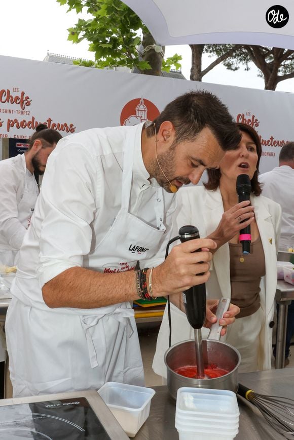 Les Chefs à Saint-Tropez fêtent les producteurs 2025 - Inauguration de la 5e édition,  les Chefs et les producteurs se retrouvent sur la place des Lices à Saint-Tropez, le 3 mai 2025. Le chef Cyril Lignac fait une démonstration de Pâtisserie. ©Jean-Marc Lhomer / Bestimage.