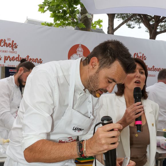 Les Chefs à Saint-Tropez fêtent les producteurs 2025 - Inauguration de la 5e édition,  les Chefs et les producteurs se retrouvent sur la place des Lices à Saint-Tropez, le 3 mai 2025. Le chef Cyril Lignac fait une démonstration de Pâtisserie. ©Jean-Marc Lhomer / Bestimage.