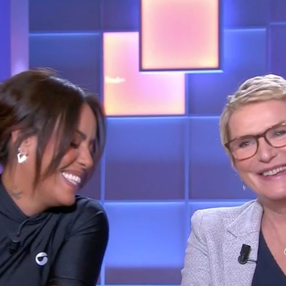 Amel Bent et Elise Lucet sur le plateau de "C à vous" ce jeudi 6 février 2025. (Capture d'écran).