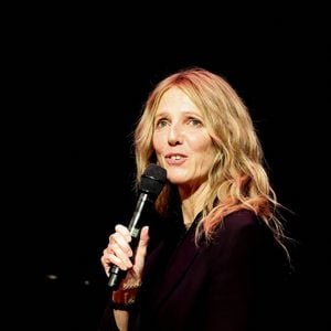 Sandrine Kiberlain pendant la cérémonie de remise du prix lumière à Isabelle Huppert lors de la 16ème édition du Festival Lumière à l'Amphithéâtre - Centre de Congrès à Lyon, France, le 18 octobre 2024.