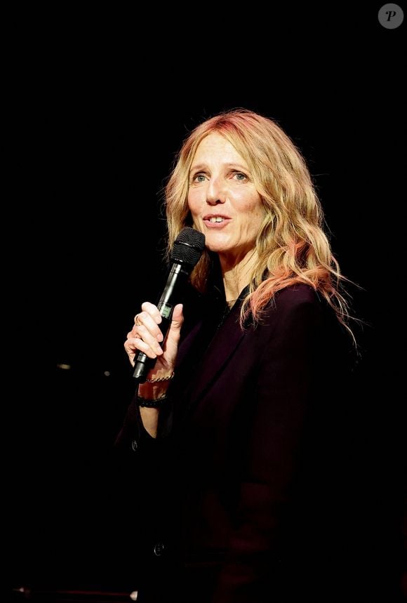 Sandrine Kiberlain pendant la cérémonie de remise du prix lumière à Isabelle Huppert lors de la 16ème édition du Festival Lumière à l'Amphithéâtre - Centre de Congrès à Lyon, France, le 18 octobre 2024.