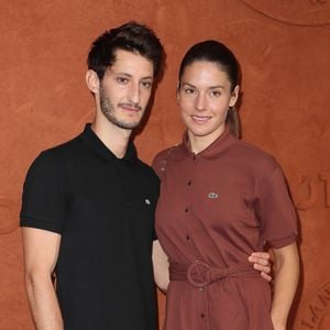 Pierre Niney et sa compagne Natasha Andrews au village lors des internationaux de tennis de Roland Garros à Paris, le 10 juin 2018.
© Moreau-Jacovides/Bestimage