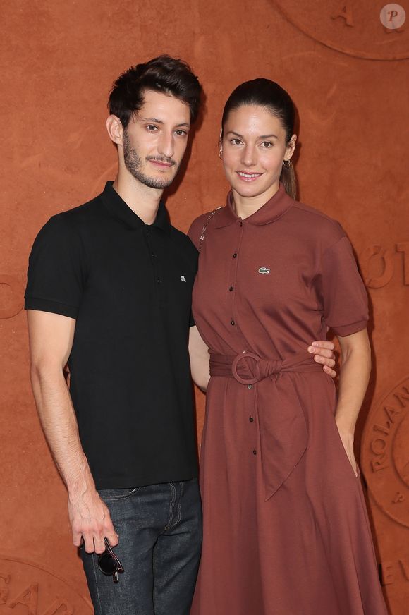Pierre Niney et sa compagne Natasha Andrews au village lors des internationaux de tennis de Roland Garros à Paris, le 10 juin 2018.
© Moreau-Jacovides/Bestimage