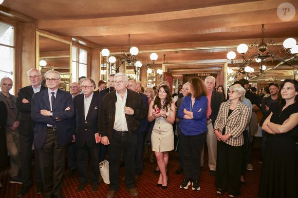 Exclusif - Richard Malka a reçu le Prix de La Revue des Deux Mondes 2025 des mains de Aurélie Julia et de Marc Ladreit de Lacharrière,  en présence de Luce Perrot, Valérie Toranian, Franz-Olivier Giesbert, Emmanuel Chain, Emmanuel Kasarhérou, et de nombreux invités au Bistrot de Paris. Paris, France, le 03 juin 2025. © Jack Tribeca / Bestimage