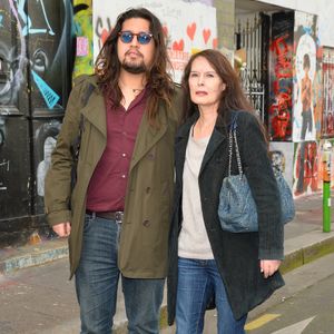 Lulu Gainsbourg et sa mère Bambou devant le 5 bis, rue de Verneuil lors du lancement officiel de l'association Serge Gainsbourg au cabaret Don Camilo à Paris, le 2 avril 2017. © Guirec Coadic/Bestimage