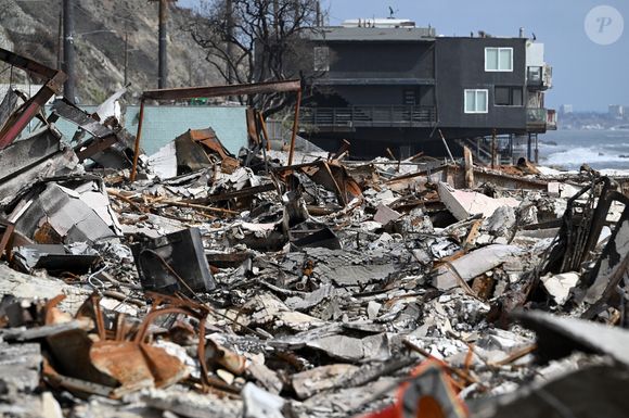 Comme l’a relayé "Ouest-France", lors de son interrogatoire, ce fan de l’OM a déclaré avoir été inspiré par la chanson "Feu-Bi", titre du même rappeur.

Structures le long de Pacific Coast Highway endommagées par l'incendie de Palisades dans le quartier de Pacific Palisades à Los Angeles, CA, le 1er mars 2025. Photo par Anthony Behar/SPUS/ABACAPRESS.COM