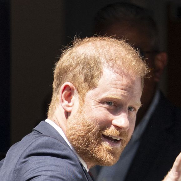 un complexe audiovisuel londonien ultra-sécurisé et très prisé des célébrités pour ses plateaux d'enregistrement privés

Le prince Harry arrivant à Londres le 7 juillet 2026
©Mirrorpix / Bestimage