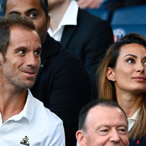 Championnat de France de Football 2024/2025 : People lors du match PSG (Paris Saint-Germain)/Montpellier 6-0 au Parc des Princes à Paris - Richard Gasquet et Clementine Federico Pestellini / Panoramic / Bestimage