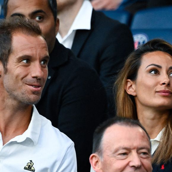 Championnat de France de Football 2024/2025 : People lors du match PSG (Paris Saint-Germain)/Montpellier 6-0 au Parc des Princes à Paris - Richard Gasquet et Clementine Federico Pestellini / Panoramic / Bestimage