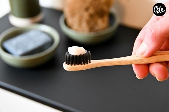 Mélanger du dentifrice et du bicarbonate de soude : à quoi cela sert et pourquoi cette astuce est recommandée