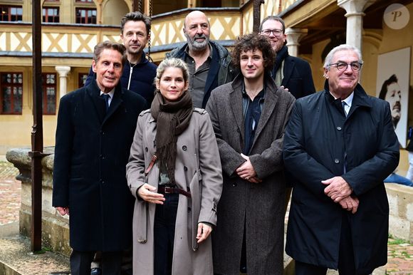Elle n'était pas la seule célébrité, à avoir fait le déplacement à Beaune : le réalisateur Cédric Klapisch, le DJ Martin Solveig et le comédien Vincent Lacoste étaient également de la partie.

Martin Solveig, Cédric Klapisch, Alain Suguenot, maire de Beaune, Alice Taglioni et Vincent Lacoste lors de la 165e vente aux enchères des Hospices de Beaune, le 16 novembre 2025. © Romain Doucelin / Bestimage