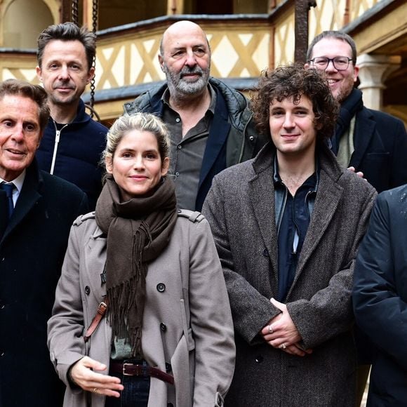 Elle n'était pas la seule célébrité, à avoir fait le déplacement à Beaune : le réalisateur Cédric Klapisch, le DJ Martin Solveig et le comédien Vincent Lacoste étaient également de la partie.

Martin Solveig, Cédric Klapisch, Alain Suguenot, maire de Beaune, Alice Taglioni et Vincent Lacoste lors de la 165e vente aux enchères des Hospices de Beaune, le 16 novembre 2025. © Romain Doucelin / Bestimage