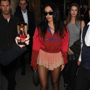 Charli XCX aperçue quittant son hôtel pour le défilé YSL. GOFF  / BESTIMAGE