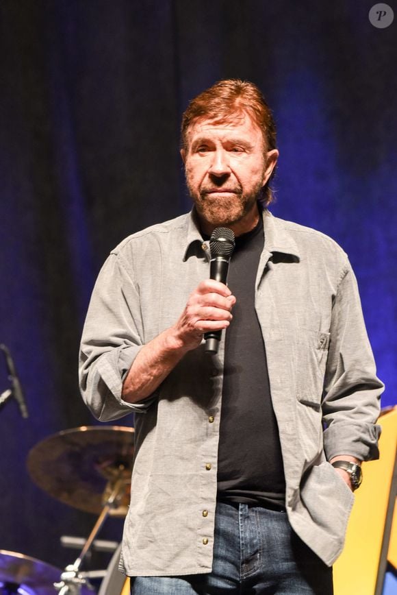 La veille, il s'entraînait encore sur l'île et plaisantait avec un ami au téléphone.

Chuck Norris et sa femme Gena O'Kelley au "Wizard World Comic Con" à Philadelphie, le 3 juin 2017.
© Ricky Fitchett via Zuma Press/Bestimage