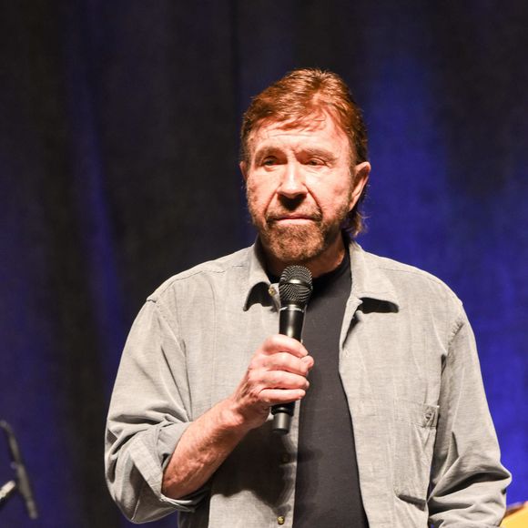 La veille, il s'entraînait encore sur l'île et plaisantait avec un ami au téléphone.

Chuck Norris et sa femme Gena O'Kelley au "Wizard World Comic Con" à Philadelphie, le 3 juin 2017.
© Ricky Fitchett via Zuma Press/Bestimage