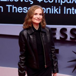 Cette activité douce lui permet de rester en forme sans contrainte.

Thessalonique, GRÈCE L'actrice française Isabelle Huppert assiste à la 66e édition du Festival international du film de Thessalonique pour la projection de son film "La femme la plus riche du monde" Photo par Backgrid UK/ Bestimage