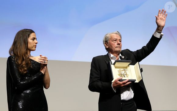 Alain Delon (avec un badge Paris Match d'une ancienne couverture du magazine titrant "Alain Delon, mes deux amours, Rosalie et Anouchka) et sa fille Anouchka (Robe Elie Saab) - Remise de la Palme d'Honneur à Alain Delon lors du 72ème Festival International du Film de Cannes. Le 19 mai 2019
© Jacovides-Moreau / Bestimage